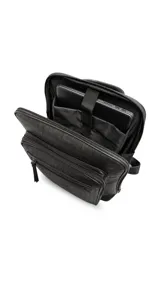 Mochila de símil cuero color negro con textura efecto cocodrilo, compartimento principal amplio con división para notebook, bolsillo frontal con cierre y correas ajustables.
