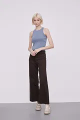 Musculosa celeste de poliéster, corte ajustado, tejido de punto canalé y cuello redondo.