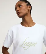 Remera cropped deportiva color blanco, confeccionada en modal, con cuello redondo, mangas cortas y estampado frontal con la palabra "League" en verde claro.