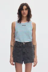 Top musculosa a rayas horizontales celestes y rosadas, de corte recto, con cuello redondo y el logotipo de la marca estampado en el centro del pecho.