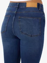 Jean flare de tiro alto, color azul oscuro, con cierre de botón y cremallera, y diseño elastizado de corte acampanado.