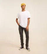 Pantalón skinny de jean gris oscuro, de corte ajustado, con cierre tradicional de botón y cremallera, y bolsillos delanteros y traseros.