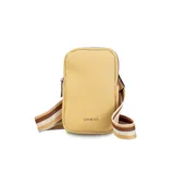 Phonebag color amarillo claro con textura granulada, cierre superior y bolsillo trasero tipo sobre. Incluye correa regulable y desmontable de galón con rayas en tonos marrones y beige.