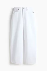 Pantalón jeans blanco de corte baggy y tiro alto, confeccionado en denim rígido de algodón. Presenta diseño de cinco bolsillos, bragueta con cierre y botón, y perneras amplias de corte recto.