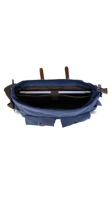 Morral de tela canvas color gris con detalles en cuero marrón, con tapa y doble bolsillo frontal, trasero y laterales. Interior espacioso con compartimento para notebook de 15". Correa de galón regulable para mayor comodidad.