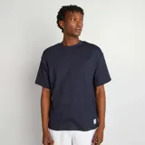 Remera azul marino de algodón con cuello redondo y mangas cortas.