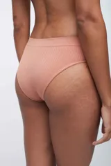 Bombacha de bikini color vino tinto, tiro bajo, confeccionada en tejido de punto canalé.