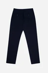 Pantalón de corte regular confeccionado en una mezcla de lino y algodón, con cierre de botón y bragueta, bolsillos laterales y pasacintos.