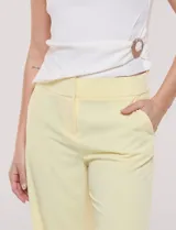 Pantalón sastrero blanco de tiro alto, corte wide leg y pierna ancha con caída fluida. Cuenta con cintura ancha lisa, cierre frontal oculto y bolsillos laterales.