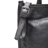 Cartera tipo bandolera grande marca XL, confeccionada en cuero negro con textura granulada. Cuenta con doble asa de mano, correa ajustable y extraíble, y cierre metálico con logo de la marca en el frente.