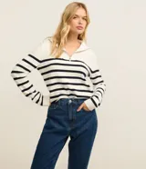 Pantalón mom jeans de tiro alto, color azul denim, con bolsillos delanteros y traseros, trabillas en la cintura y pespuntes contrastantes.