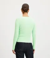 Blusa de punto color fucsia, con cuello redondo y manga larga.