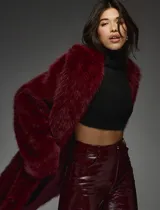 Tapado largo de piel sintética color borgoña, con cuello solapa y bolsillos laterales.