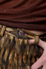 Pantalón recto con estampado abstracto en tonos marrones y negros, tiro medio.