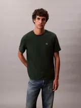 Remera de manga corta Calvin Klein color verde oscuro, de corte regular y cuello redondo, con pequeño monograma CK bordado en contraste en el pecho.