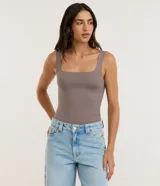 Body de poliamida color marrón topo, con escote cuadrado, tirantes anchos y diseño ajustado al cuerpo.