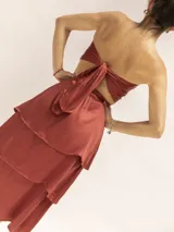 Falda midi negra de seda con cierre invisible lateral, elástico en la cintura y volados.