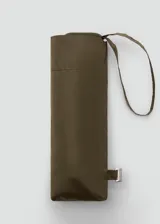 Paraguas plegable de tamaño mini en color verde militar, con correa de mano integrada y cierre con etiqueta metálica con logo.