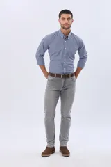 Pantalón de jean corte skinny con spandex, de tiro medio y color gris lavado.