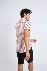 Camisa de manga corta con diseño a rayas verticales en color azul marino y blanco. Presenta cuello clásico, cartera abotonada frontal y logo bordado en el pecho. Posee un corte slim fit.