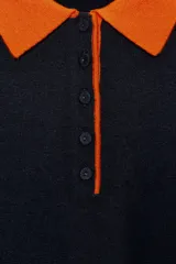 Jersey de punto de manga larga con cuello tipo polo en color naranja a contraste. Presenta cierre frontal con botones y diseño de corte holgado.