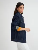 Campera de jean unisex con calce clásico, diseño de lavado claro, cierre frontal con botones metálicos y bolsillos con solapa en el pecho.