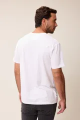 Remera básica de manga corta con cuello redondo y corte regular fit. Presenta un pequeño bordado en el pecho.
