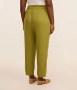 Pantalón carrot de viscolino color verde, con cintura alta, pliegues delanteros y bolsillos laterales.