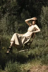 Zapatos tipo ballerina color beige, con taco de 4 cm y diseño semi cerrado.