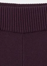 Pantalón de jogging bordó de corte recto y holgado, con bandas laterales en contraste color blanco y bordó. Cuenta con bolsillos laterales y cintura elástica.
