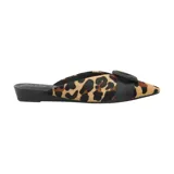 Zueco Usaflex Mule con capellada de cuero con estampado animal print y detalle de hebilla.