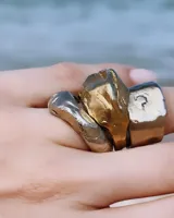 Anillo ancho de alpaca color plateado, con diseño irregular y textura rugosa. Pieza hecha a mano.