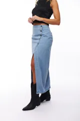 Falda larga de jean celeste con abertura frontal y botones grandes en el lateral.