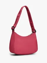Cartera de hombro tipo baguette de Tommy Jeans, color rojo, con correa ajustable de tejido trenzado con logo grabado. Presenta cierre de cremallera y parche distintivo de la marca en la parte frontal.