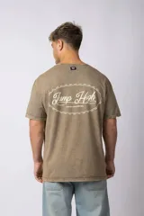 Remera de algodón con efecto lavado, color marrón, de corte holgado y manga corta. Presenta pequeños estampados gráficos en el pecho.