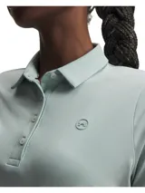 Polo deportivo de manga corta Under Armour, confeccionado con tecnología UA Helix para absorción de humedad y secado rápido. Presenta cuello estructurado, tapeta con botones y logo de silicona en el pecho.