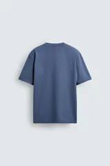 Camiseta de corte regular confeccionada en tejido de algodón compacto, con cuello redondo y manga corta.