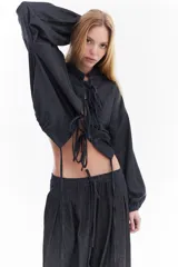 Blusa de denim liviano, estilo oriental con cierre frontal de lazos y costuras a contratono.