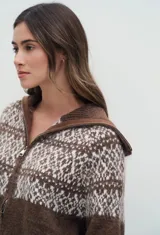 Campera tejida de punto con cierre frontal completo, cuello alto y diseño de patrón nórdico en la parte superior. Presenta puños y ruedo acanalados.