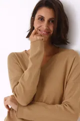 Sweater color crudo con escote en V y lurex.