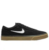 Championes Nike SB Chron 2 de color negro con el logotipo de Nike en blanco en el lateral y suela de goma marrón claro.