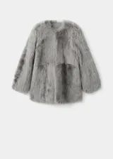 Campera de piel sintética con pelo largo color gris, diseño recto, cuello redondo y manga larga.