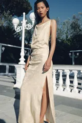 Vestido midi de viscosa con tejido jacquard, escote recto y tirantes finos cruzados en la espalda. Presenta un diseño fluido con abertura lateral en el bajo y cierre de cremallera en la espalda.