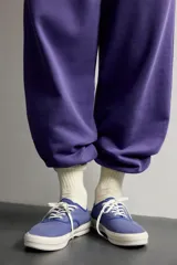 Zapatilla baja de cordones de Fruit of the Loom x Zara, confeccionada en tejido de algodón morado con detalles en tono burdeos y suela de goma blanca con volumen.