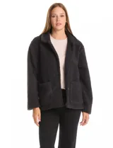 Sobrecamisa de tejido sherpa color verde oscuro, con cuello de solapa, cierre frontal con botones y bolsillos delanteros.