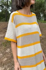 Vestido de tejido artesanal con diseño de rayas horizontales en tonos beige y azul marino, de corte holgado y manga corta.