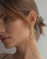 Aros colgantes con diseño orgánico inspirado en formas de coral, elaborados en metal con baño de plata y pernos de plata 925.