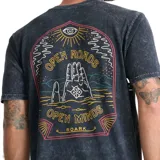Remera de algodón color negro con efecto acid wash y estampa circular en el pecho con diseño gráfico y texto.