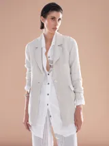 Blazer color beige de lino, con solapas y cierre de un botón.
