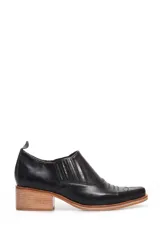 Zapato tipo botineta de cuero negro con elásticos laterales, puntera cuadrada con costuras decorativas y taco cuadrado de madera en tono natural.